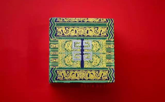 大牌口紅如何“中國(guó)風(fēng)”，故宮教你手工貼膠帶定制彩妝？