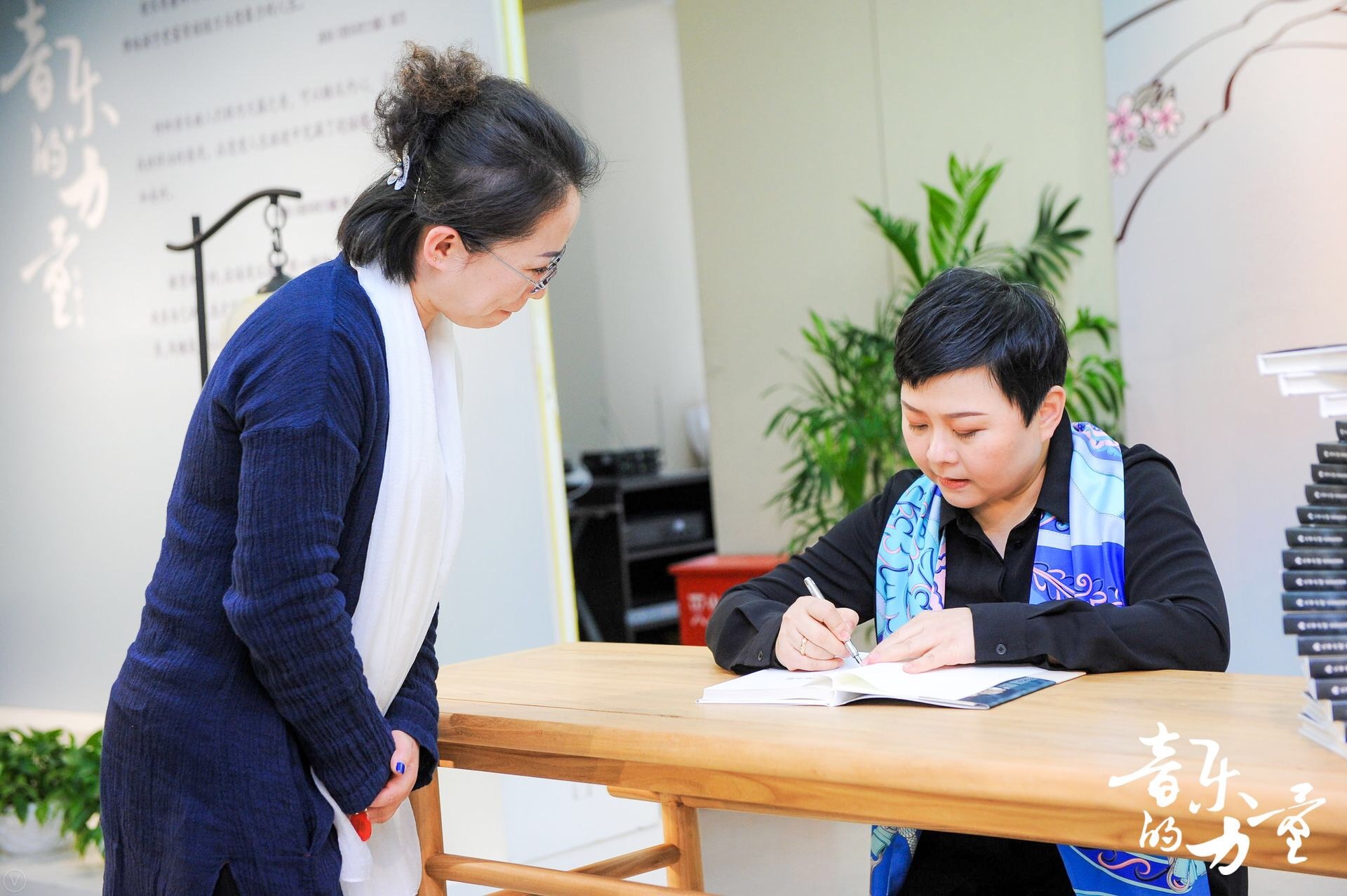 菲蓓爾品牌創(chuàng)始人、《音樂的力量》作者馬駿現(xiàn)場進行新書簽售