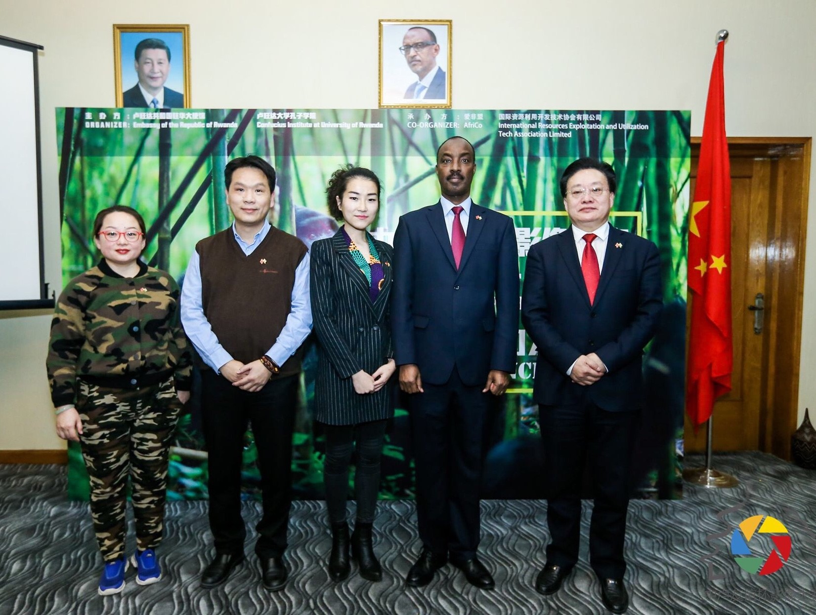 盧旺達(dá)共和國駐中國大使查爾斯&bull;卡勇加閣下（右二）與重要來賓合影