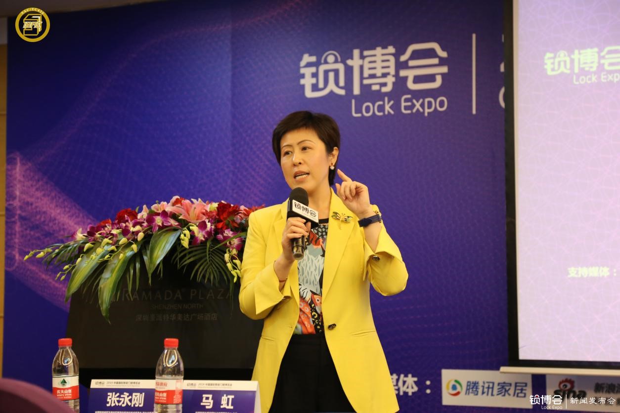  （住房和城鄉(xiāng)建設(shè)部IC卡應(yīng)用服務(wù)中心主任、全國(guó)智能建筑及居住區(qū)數(shù)字化標(biāo)準(zhǔn)化技術(shù)委員會(huì) 副主任委員馬虹現(xiàn)場(chǎng)回答媒體問題）