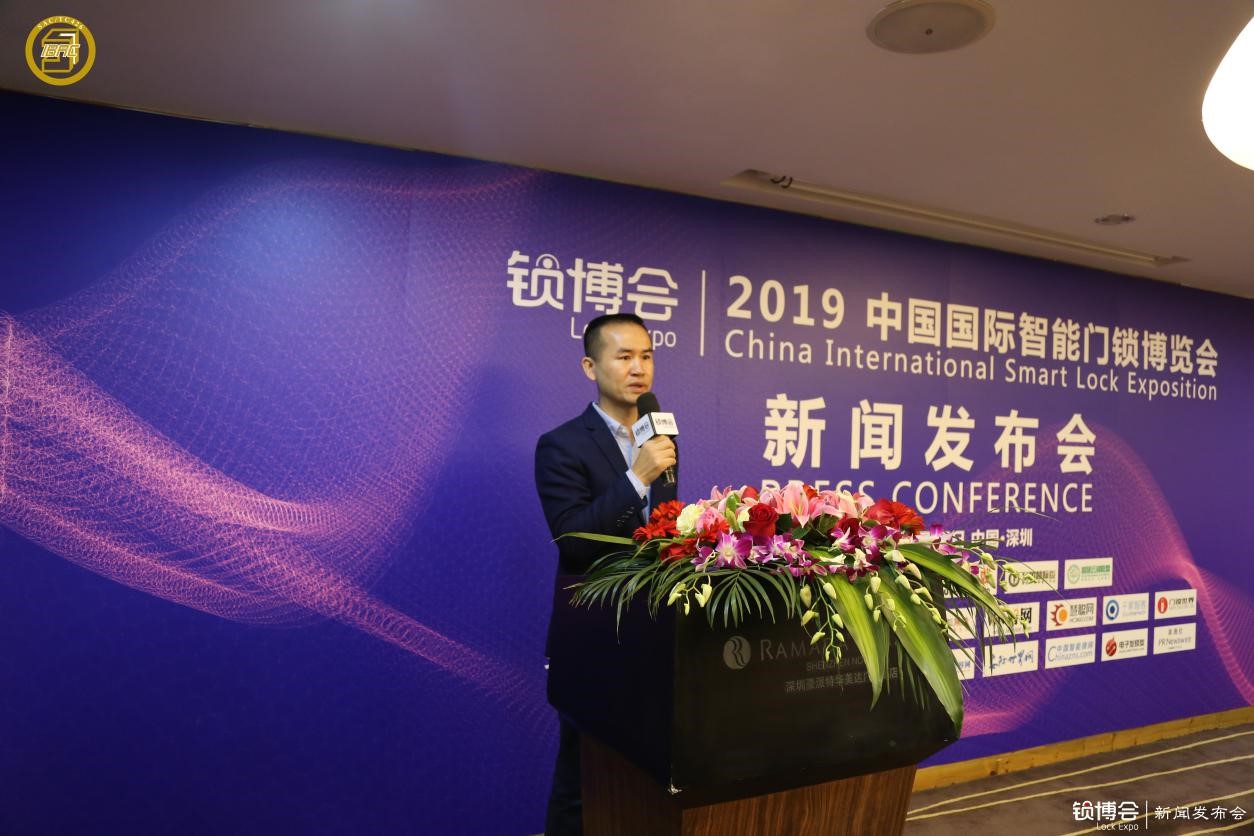  （深圳市物聯(lián)傳媒有限公司總經(jīng)理?xiàng)顐テ娆F(xiàn)場(chǎng)回答媒體問題）