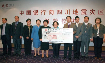 2008年5月14日上午，張燕玲副行長將一張面額1,000萬的現(xiàn)金支票交到了中國紅十字會(huì)總會(huì)彭珮云會(huì)長手中，代表中國銀行向汶川地震受災(zāi)地區(qū)人民捐款。