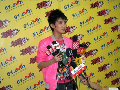 圖為劉力揚(yáng)作為“51.com名人堂，唱享2008”廣州站的嘉賓，攜新專輯《我就是這樣》于2008年7月25日在廣州江南大戲院接受媒體采訪。