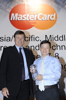 交通銀行信用卡中心市場部總監(jiān)劉育健（右）接受由萬事達(dá)卡亞太/中東和非洲地區(qū)總裁 Andre Sekulic （左）頒發(fā)的獎項