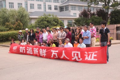 市民參觀衛(wèi)崗牧場，見證奶源新鮮