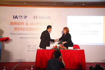 海輝與IAOP雙方代表簽約（左：海輝軟件董事長(zhǎng)孫振耀；右：IAOP首席執(zhí)行官 Debi Hamill）