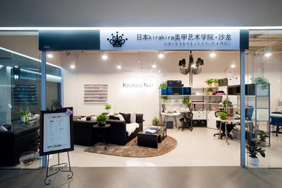 在首屆奢侈品展會現(xiàn)場，參觀者可一睹日本 KiraKira 美甲高級講師 Rachel Lai 的風(fēng)采，并可就相關(guān)時(shí)尚問題進(jìn)行咨詢。