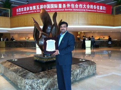 Infosys中國副總裁、Infosys公共事業(yè)部負(fù)責(zé)人Naren Gogula先生代表Infosys中國領(lǐng)取“十大在華全球服務(wù)供應(yīng)商”獎(jiǎng)牌