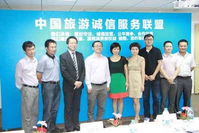 左起三為騰邦國(guó)際副總裁張鐸先生、左起五為去哪兒副總裁彭笑枚女士