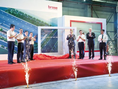 博澤重慶工廠(chǎng)開(kāi)業(yè)典禮（從左到右）：高軍（長(zhǎng)安福特馬自達(dá)副總裁）；賀國(guó)平（長(zhǎng)安集團(tuán)采購(gòu)部副部長(zhǎng)）；唐念秋（博澤中國(guó)區(qū)總裁）；何勇（重慶沙坪壩區(qū)區(qū)委常委、常委副區(qū)長(zhǎng)）；施博格（博澤亞太區(qū)總裁）；付長(zhǎng)生（重慶沙坪壩區(qū)副區(qū)長(zhǎng)）； Wolfgang Beuck (重慶博澤工廠(chǎng)總經(jīng)理）；傅鵬九（沃爾沃成都工廠(chǎng)副總經(jīng)理）。