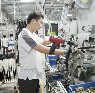 重慶博澤工廠(chǎng)玻璃升降器的生產(chǎn)