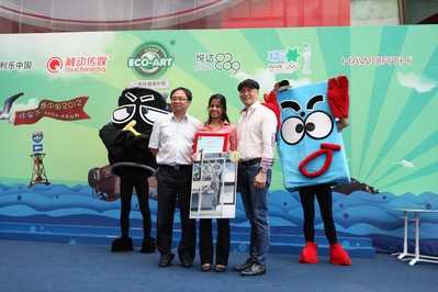 上海市環(huán)境保護(hù)局黨委副書記姜南（左）和觸動傳媒執(zhí)行主席及創(chuàng)始人馮暉中（右）為2012環(huán)保亦酷“變廢為寶”競賽冠軍得主來自印度的 Sonalika Jain（中）頒獎。