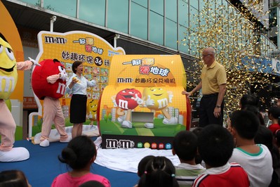 在沃爾瑪商場舉行的“一起‘趣’愛地球”環(huán)?；顒?dòng)吸引了大批顧客