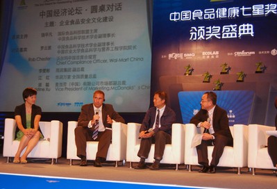 在上海舉辦的第二屆“中國食品健康七星獎(jiǎng)”頒獎(jiǎng)典禮上，沃爾瑪中國首席合規(guī)官駱啟德（左二）與獲獎(jiǎng)企業(yè)嘉賓就食品安全話題進(jìn)行了交流