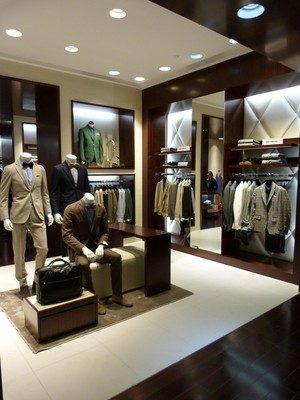 TOMBOLINI秉承意大利服飾優(yōu)雅、簡潔的理念，凸顯莊重、典雅的個(gè)性品位，以華麗時(shí)尚的面料、卓爾不凡的設(shè)計(jì)、精雕細(xì)琢的工藝，備受歐洲上流人士的青睞和推崇