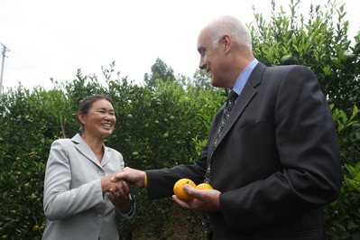沃爾瑪中國公司事務高級副總裁博睿（右）考察大理項目基地，并與農戶和受資助婦女進行深入交流，了解他們的需求。