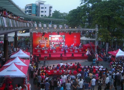 沃爾瑪廚藝達(dá)人爭霸賽全國決賽在沃爾瑪深圳蛇口店舉行，吸引大量市民駐足觀看