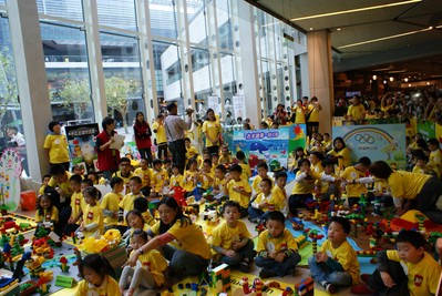 2012樂高智拼大賽團體組比賽中，小朋友們焦急地等待最終結(jié)果