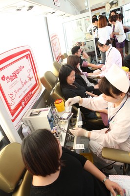 9米長(zhǎng)的獻(xiàn)血車(chē)駛?cè)脒_(dá)芙妮廠區(qū)，體檢合格員工在獻(xiàn)血中