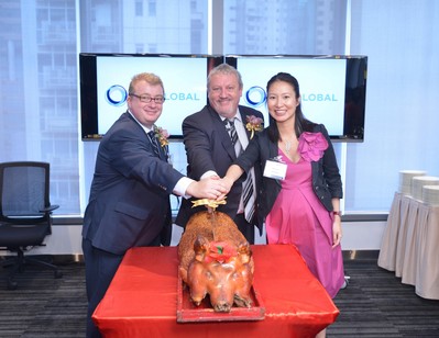 左起:全球銷售總監(jiān)Gerard Delaney、行政總裁Peter Sewell及亞太區(qū)資深副總裁韓祖恩主持切燒豬儀式。