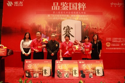  張暉（中）、余華侃（左）、朱燕（右）分獲總決賽冠、亞、季軍