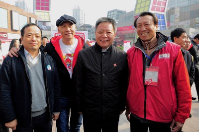 （從左至右）上海市血液中心主任朱永明、觸動傳媒創(chuàng)始人兼執(zhí)行主席馮暉中、上海市副市長沈曉明、“獻血達人”陳澤人