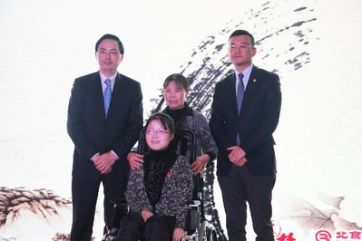 北京銀行副行長(zhǎng)許寧躍先生、海航悅逸度假俱樂部董事長(zhǎng)趙暉先生與殘疾畫家汪玉婷合影