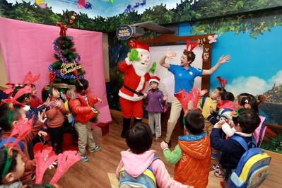 孩子們一起學唱圣誕英文歌曲，并練習用英語來自信交流（*圖片攝于陸家嘴中心）