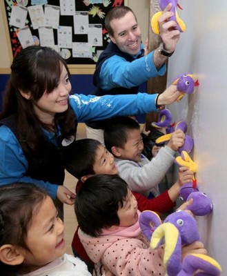 迪士尼英語(yǔ)小學(xué)員們沉浸在互動(dòng)白板焰花游戲中，自信地用英文互動(dòng)著. &copy;Disney English**(照片拍攝于迪士尼英語(yǔ)上海中山公園中心) 