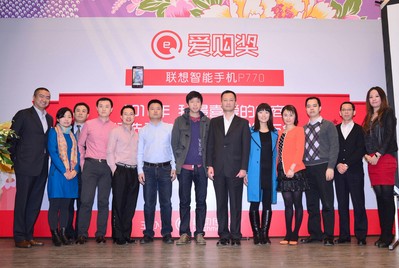 觸動傳媒聯(lián)合首席執(zhí)行官歐陽伯康先生和聯(lián)想MIDH開放市場運(yùn)營管理兼新通路業(yè)務(wù)總經(jīng)理賀盛芬女士與京東商城、凡客誠品、當(dāng)當(dāng)網(wǎng)等11家獲獎電商合影