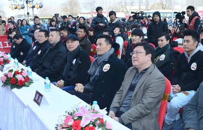 出席活動(dòng)領(lǐng)導(dǎo)和嘉賓：（從遠(yuǎn)至近）北京市海淀區(qū)獻(xiàn)血辦公室主任趙宇、春晚童星鄧?guó)Q賀的爺爺鄧慶華、北京市血液中心黨委書記張建利、北京市衛(wèi)生局副巡視員趙濤、風(fēng)行網(wǎng)副總裁佘清舟、觸動(dòng)傳媒創(chuàng)始人馮暉中、觸動(dòng)傳媒榮譽(yù)主席呂良偉、中國(guó)國(guó)際公關(guān)協(xié)會(huì)常務(wù)副會(huì)長(zhǎng)兼秘書長(zhǎng)趙大力