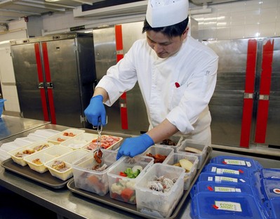 未經(jīng)食用的食物由會展管理公司的廚師將捐贈的食物以急凍方法處理，再把食物交由“惜食堂”回收到中央廚房