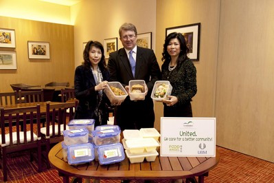 亞洲博聞與會展管理公司支持“惜食堂”(Food Angel) 的行動“對抗饑餓 . 捐出食物”，攜手參與“惜食堂”的食物回收計劃 (左起：“惜食堂”行政總監(jiān)陳妙瑜，中：亞洲博聞執(zhí)行副總裁麥高德，右：會展管理公司董事總經(jīng)理梅李玉霞)