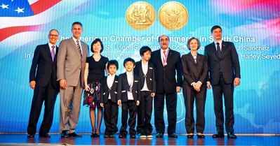 哈利會長一家與桑切斯副部長、蔡瑞德公使、郭瑾總領(lǐng)事及黃德昌商務(wù)領(lǐng)事合影