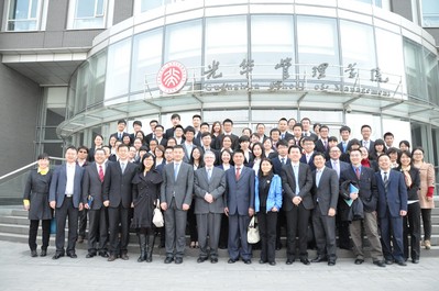 與會(huì)嘉賓、評(píng)委和參賽隊(duì)員合影