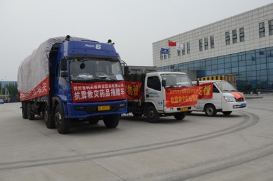 滿載急救藥品的貨車駛?cè)朊裾恐醒刖葹?zāi)物資成都儲(chǔ)備庫