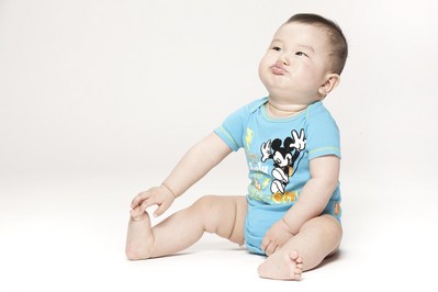 獨(dú)有的可調(diào)節(jié)雙排扣設(shè)計(jì)，迪士尼寶寶哈衣和寶寶一起成長(zhǎng)