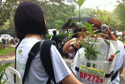 每組植樹隊(duì)伍都需要設(shè)計(jì)和制造承載用具，運(yùn)送樹苗和種植工具到指定植樹場(chǎng)。