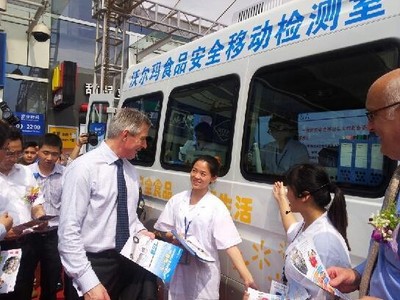 沃爾瑪中國總裁兼首席執(zhí)行官高福瀾（Greg Foran）今日在廣州帶領與會嘉賓參觀沃爾瑪食品安全移動檢測車