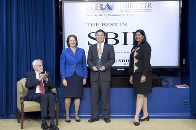 蒂貝茨杰出發(fā)明獎(jiǎng)?lì)C獎(jiǎng)現(xiàn)場(chǎng)。由左至右為美國(guó)小型企業(yè)創(chuàng)新研發(fā)計(jì)劃(SBIR)發(fā)起人Roland Tibbetts先生，美國(guó)小型企業(yè)管理局(SBA)管理人Karen Mills女士，托利山科技有限公司創(chuàng)始人兼總裁況秀猛先生、小型企業(yè)管理局(SBA)發(fā)明及科技總監(jiān) Pravina Raghavan女士，合影于美國(guó)白宮