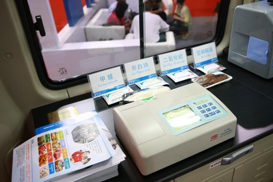 目前在廣東運行的沃爾瑪食品安全檢測車涵蓋11項檢測指標，每天至少抽檢150個樣品