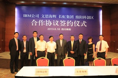 文思海輝董事長陳淑寧（右四）及高級副總裁、大中華區(qū)業(yè)務及應用咨詢事業(yè)部總經(jīng)理黎杰（右三）出席簽約儀式