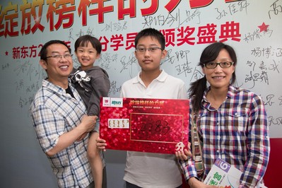 學(xué)員獲SSAT2283分，與家長(zhǎng)簽名版前留念