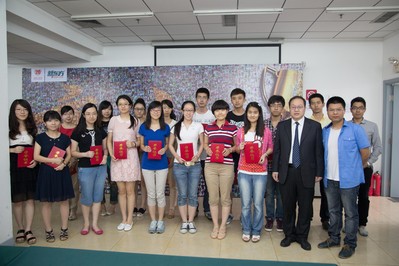 新東方教育科技集團(tuán)副總裁，北京新東方學(xué)校校長汪海濤（前排右二）與部分獲獎(jiǎng)學(xué)員