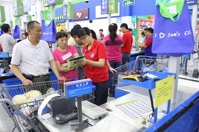 顧客踴躍選購山姆會員店商品，滿載而歸