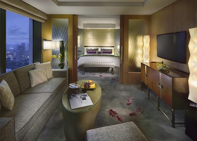 入住靜安香格里拉大酒店尊榮客房及套房的賓客可在酒店55層擁有360度上海魅力景致的豪華閣貴賓廊，享受至尊禮遇和專屬服務(wù)