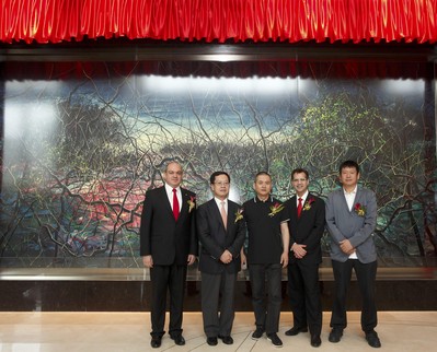 靜安香格里拉大酒店特邀中國當(dāng)代藝術(shù)大師曾梵志及周春芽先生為他們給酒店特別創(chuàng)作的藝術(shù)品揭幕。（圖片左起：香格里拉酒店集團總裁兼首席執(zhí)行官 -- 凱杜根先生，嘉里集團中國董事長 -- 黃小抗先生，曾梵志先生，靜安香格里拉大酒店總經(jīng)理 -- 艾博睿先生，周春芽先生）