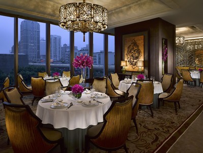 靜安香格里拉大酒店夏宮中餐廳的設(shè)計取自傳統(tǒng)中墨畫題材 -- 孔雀，而橙色、綠色和藍色基調(diào)加以金黃斑點與之潤飾，渾然一體，妙趣橫生