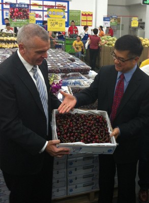 山姆會員商店首席運營官文安德與美國駐華大使駱家輝一起在北京亦莊山姆會員商店促銷美國西北櫻桃。