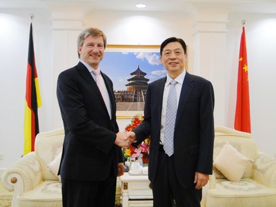 2013年7月3日，國家質(zhì)檢總局副局長孫大偉會見TUV南德意志集團管理委員會主席施特克芬博士（Dr. –Ing Axel Stepken）